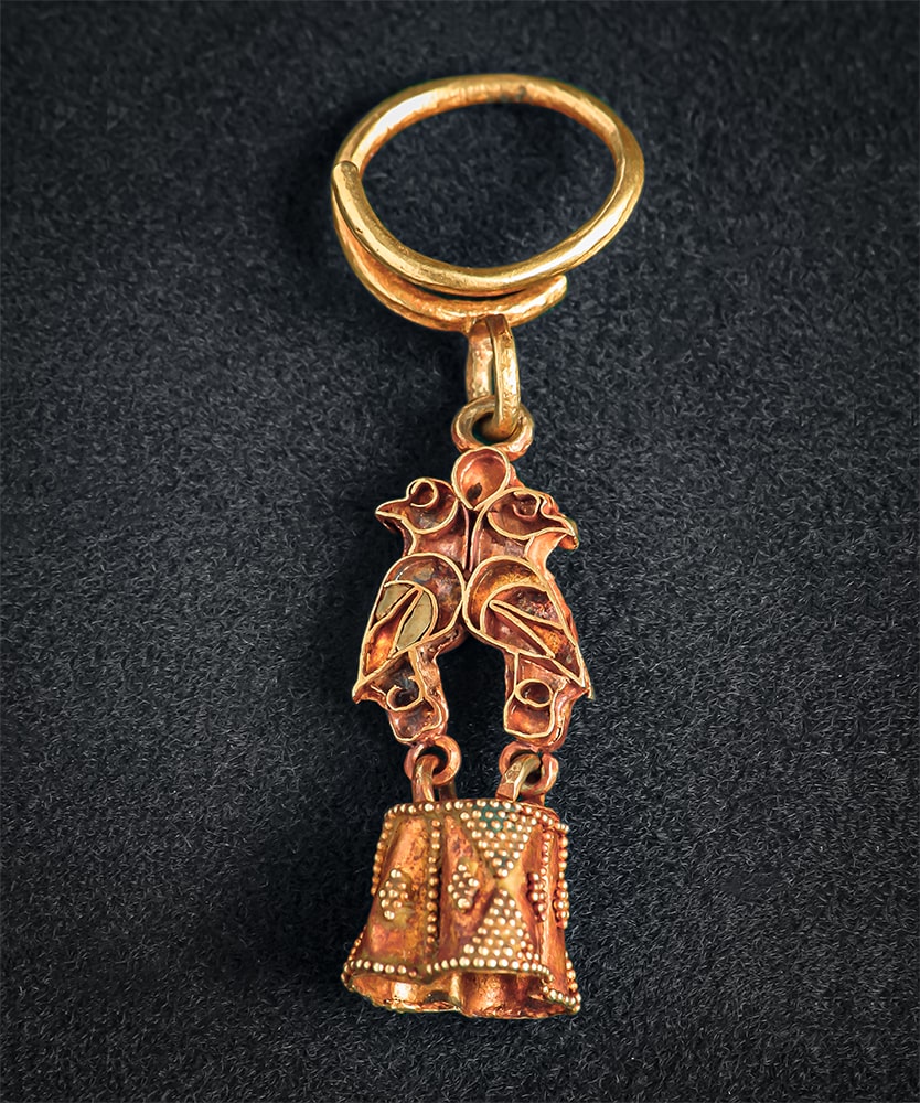 Earring with two figurines of falcons