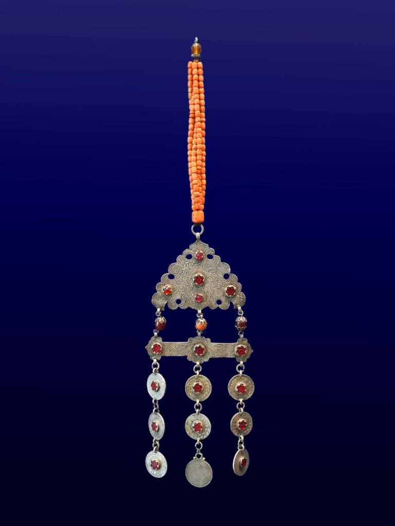 Чолпу. Накосные украшения женщин. Серебро, коралл, цветные камни. XIX в.